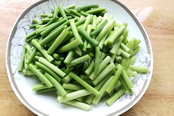 蒜苔炒肉丝的做法图解1