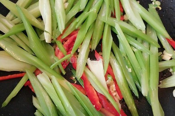 鸡蛋炒芹菜的做法图解7