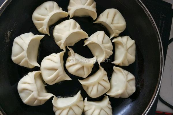 五彩抱蛋煎饺的做法图解4