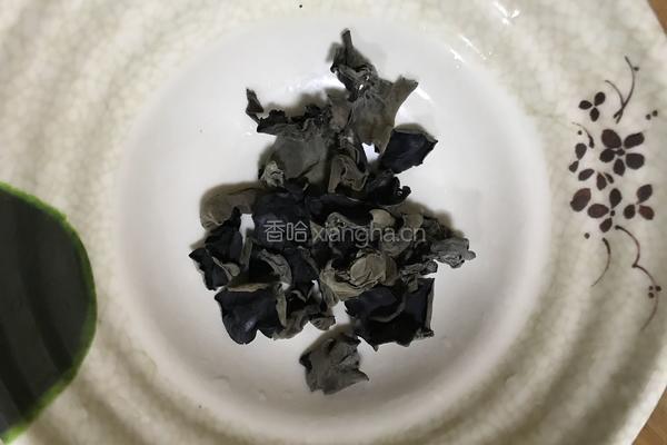黑木耳红枣汤的做法图解1