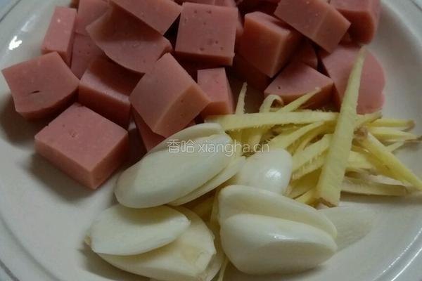豌豆炒火腿的做法图解2