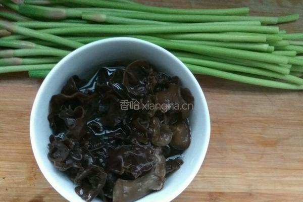 凉拌蒜苔的做法图解1
