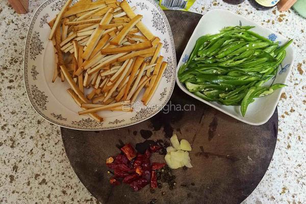 青椒豆腐干的做法图解1