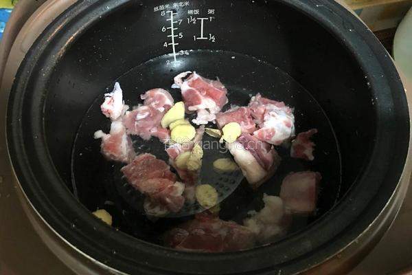 海带排骨汤的做法图解2