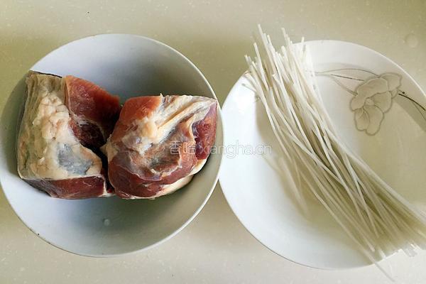 牛肉炖粉条的做法图解1
