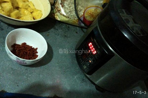 冰糖银耳菠萝枸杞汤的做法图解4
