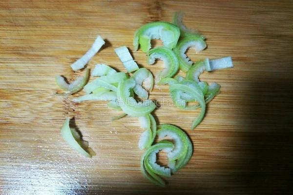 口蘑炒西芹的做法图解5