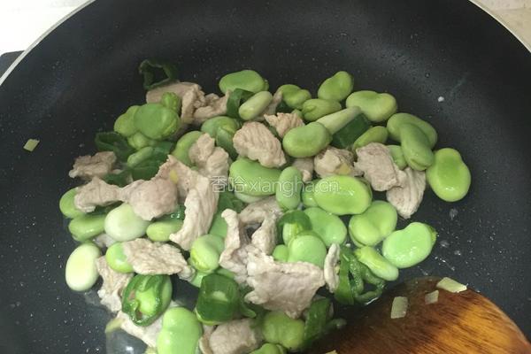 蚕豆青椒炒肉片的做法图解4