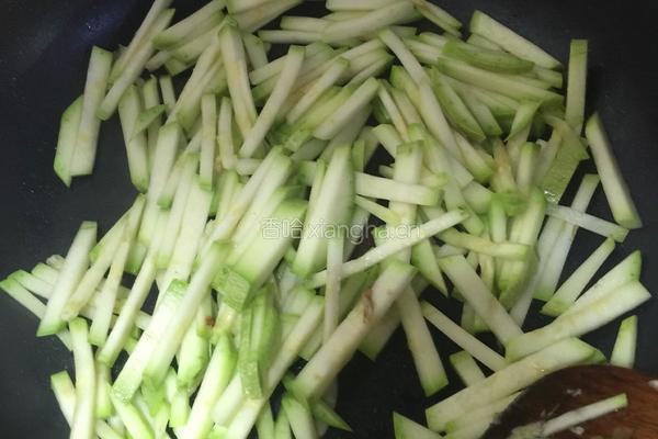 西葫芦鸡蛋打卤面的做法图解2