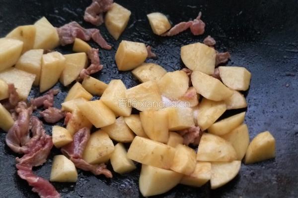 土豆块炖肉的做法图解8