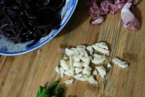 木耳炒肉的做法图解1