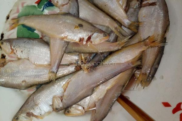 香煎黄鲫鱼的做法图解1