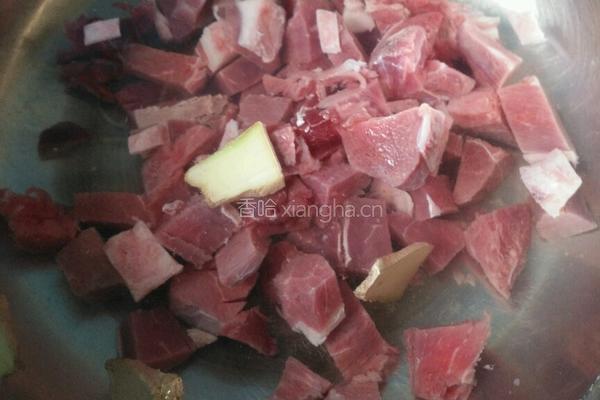 香菇炖牛肉的做法图解1