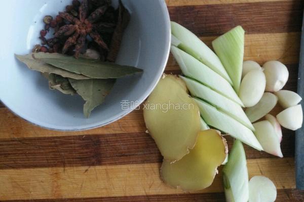 香菇炖牛肉的做法图解2
