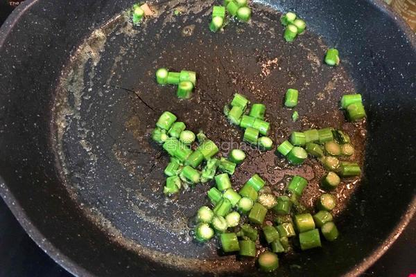 火腿肠芦笋炒饭的做法图解3