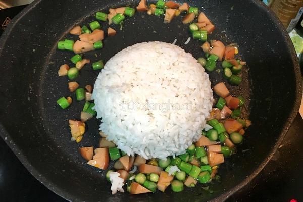 火腿肠芦笋炒饭的做法图解5