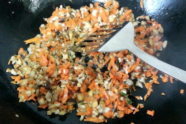 胡萝卜香菇肉末炒饭的做法图解5
