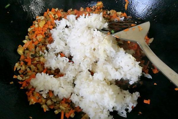 胡萝卜香菇肉末炒饭的做法图解6