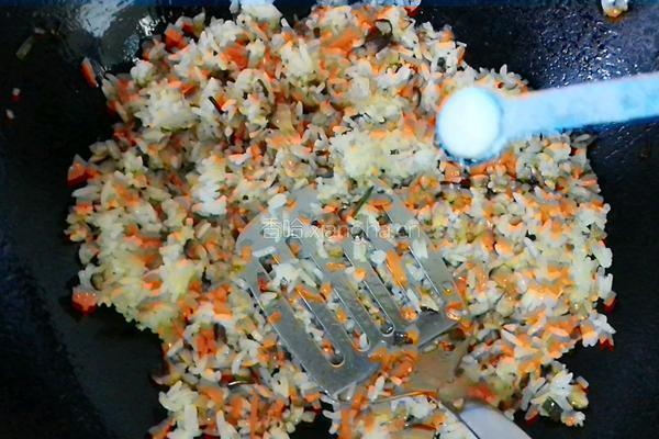 胡萝卜香菇肉末炒饭的做法图解7