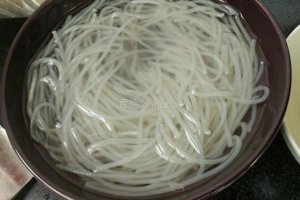 娃娃菜粉条柴鸡的做法图解1