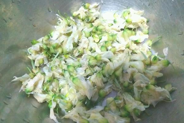 槐花炒鸡蛋的做法图解3