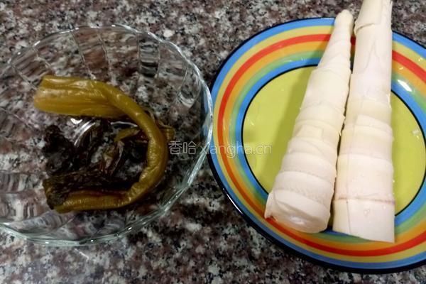 酸菜苦笋汤的做法图解1