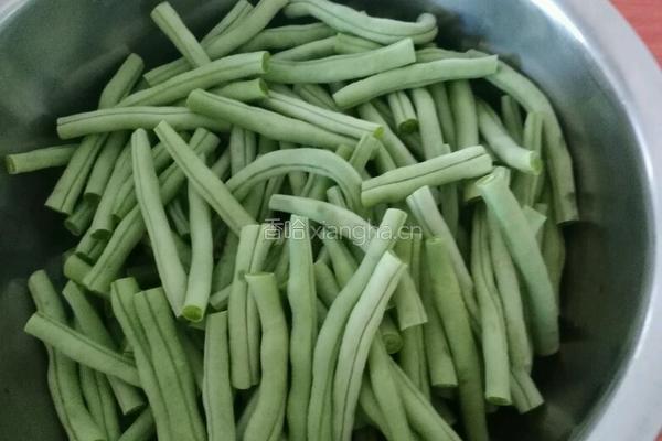 烧豆角的做法图解1