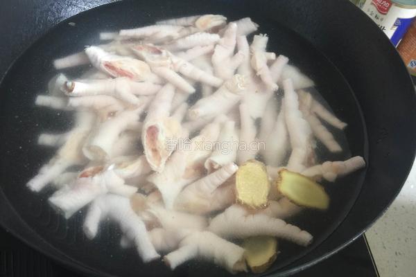酸辣鸡脚的做法图解2