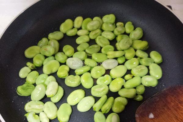 香辣肉沫蚕豆的做法图解2