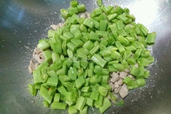 豆角炒肉丁的做法图解4