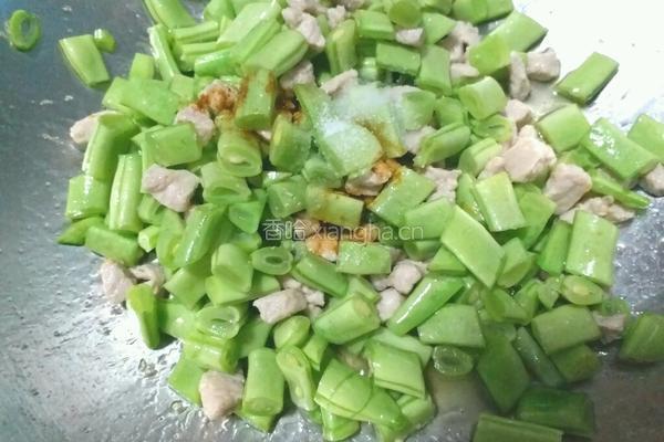 豆角炒肉丁的做法图解5