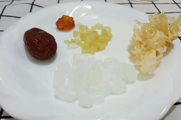 鲜炖桃胶皂角米银耳糖水的做法图解1