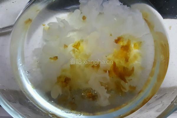 鲜炖桃胶皂角米银耳糖水的做法图解2