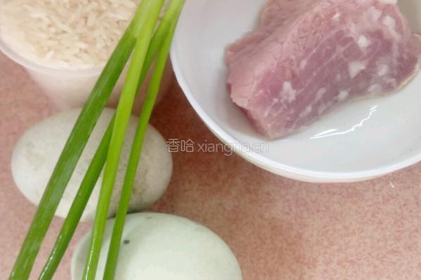 皮蛋瘦肉粥的做法图解1