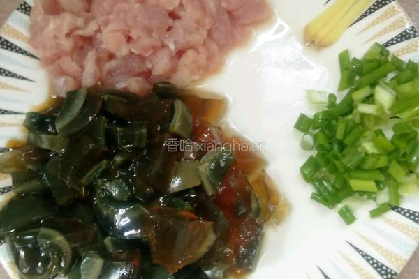 皮蛋瘦肉粥的做法图解2