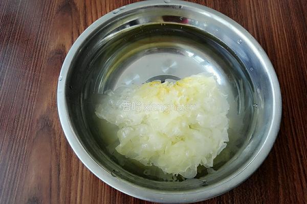 银耳红枣炖梨盅的做法图解1
