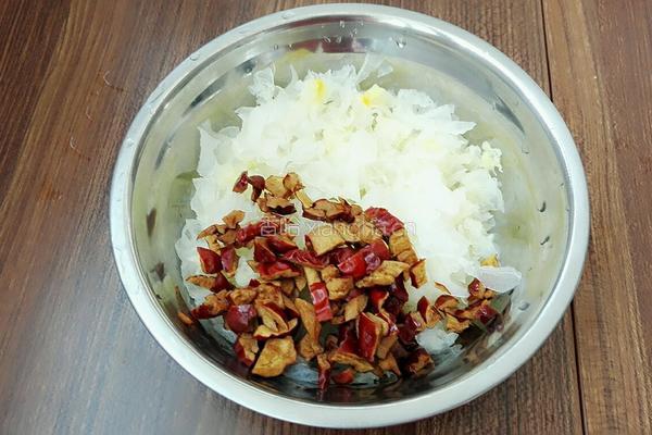 银耳红枣炖梨盅的做法图解2