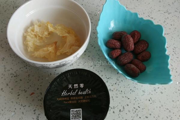 龟苓膏银耳糖水的做法图解1