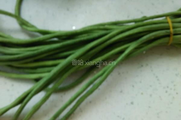 长豆角炒肉末菠菜鸡蛋汤的做法图解1