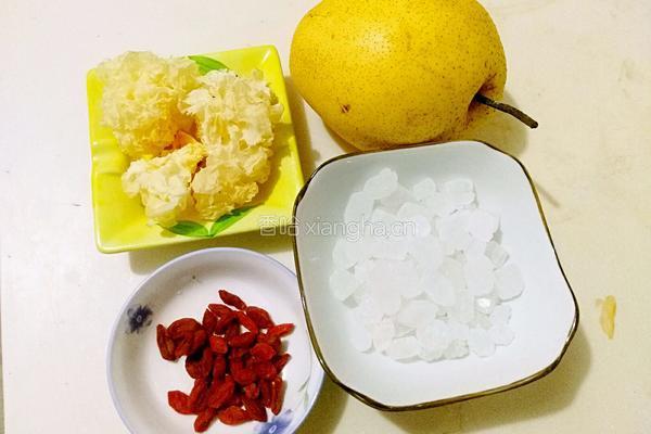 雪梨银耳羹的做法图解1