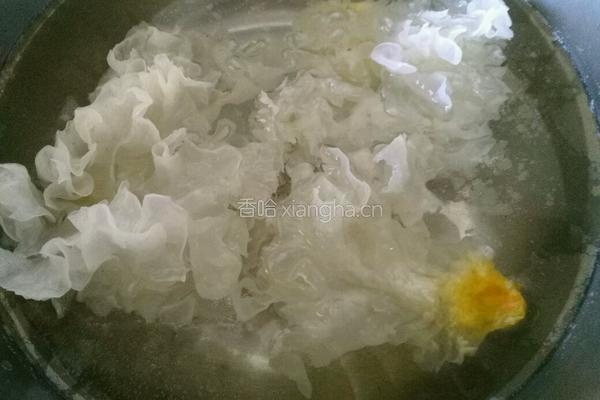 雪梨银耳羹的做法图解3