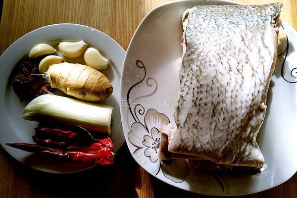 鱼块炖豆腐的做法图解1