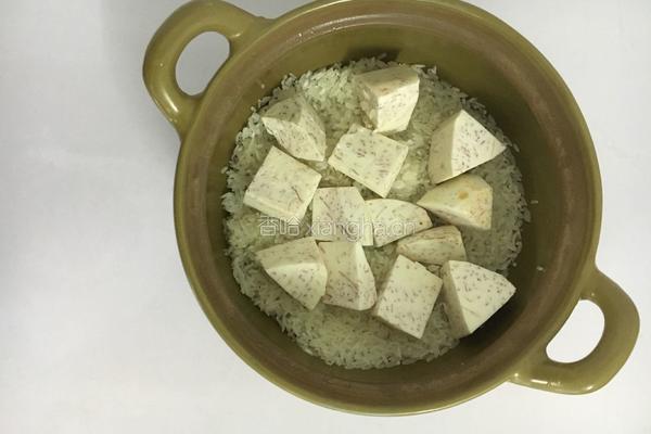 五彩煲仔饭的做法图解1