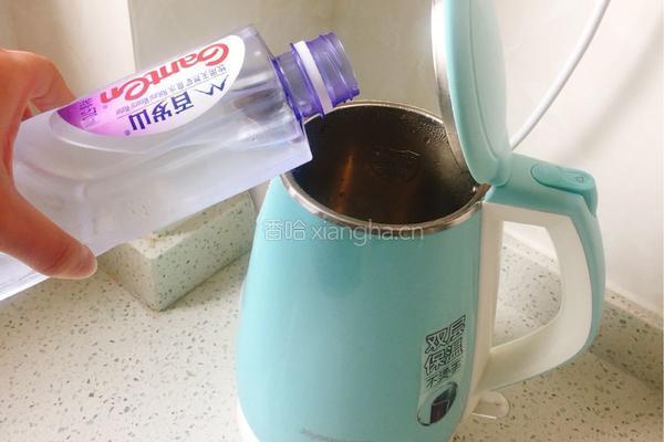 红茶奶茶奶霜的做法图解2