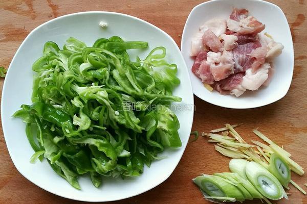 辣椒炒肉的做法图解1
