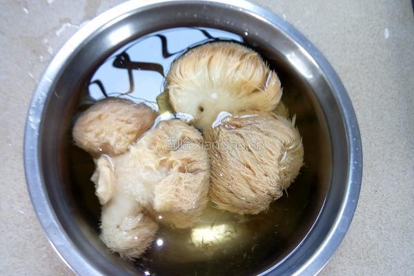 猴头菇炖乌鸡的做法图解2