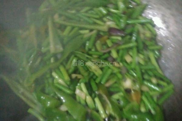 青椒蒜薹炒鸡蛋的做法图解5