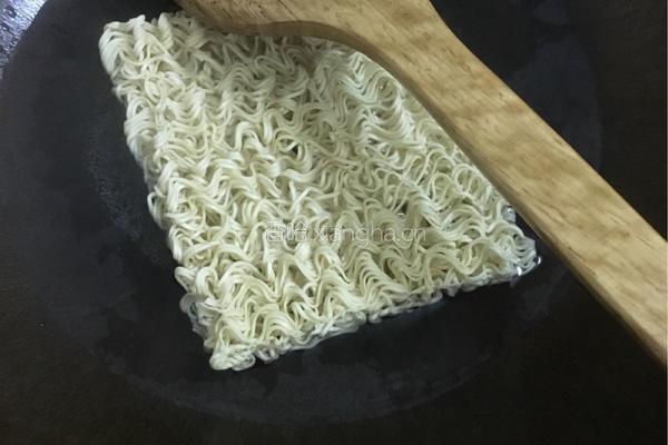 酱油炒面的做法图解2