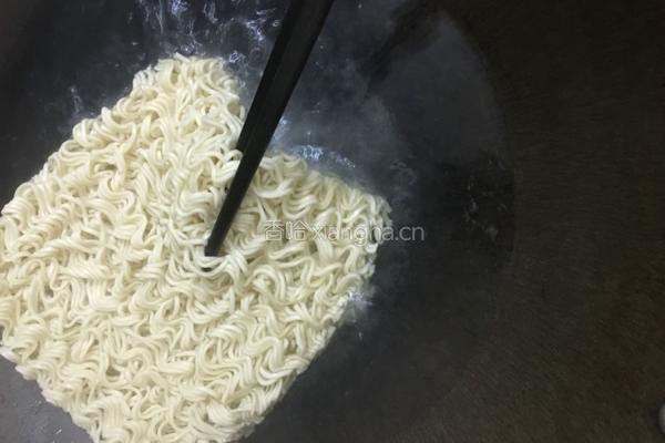 酱油炒面的做法图解3
