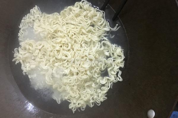 酱油炒面的做法图解4